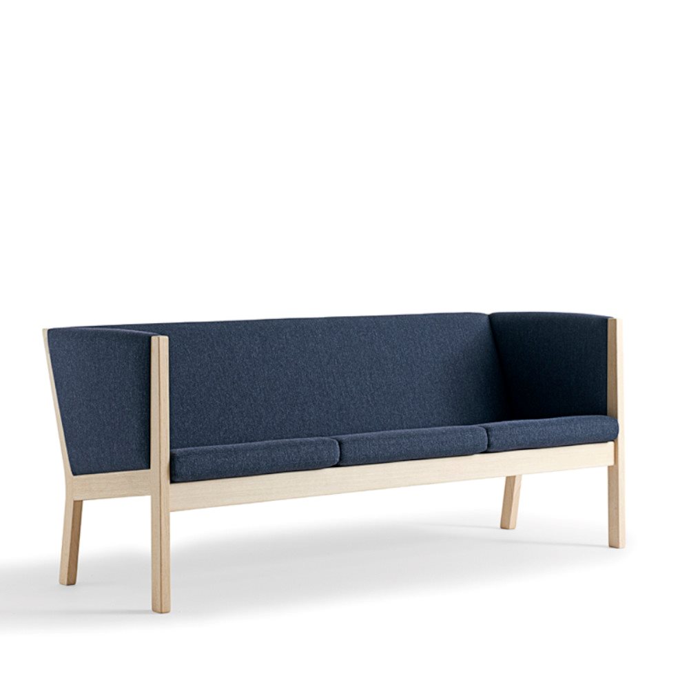 enkemand Rød Fugtig GE 285 er en 3-personers sofa designet af Hans J. Wegner