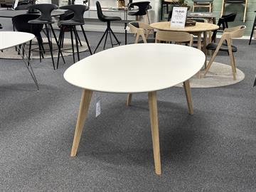 Andersen Furniture DK10 ovalt spisebord i hvid laminat, sædebehandlede ben